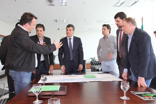 /uploads/images/materias/2013/outubro/09-10-2013_empresarios_confirmaram_empreendimento_construido_um_ano_producao_alta_escala.jpg